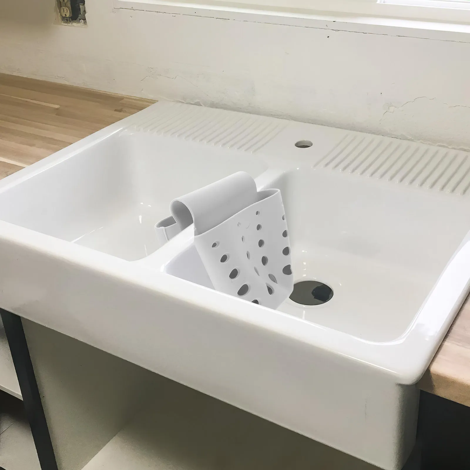 Hanging Kitchen Sink Drain Basket Saddle Design Over Sink Drainer Rack Multipurpose Dish Drainer for Fast Drying Plates Cutlery
