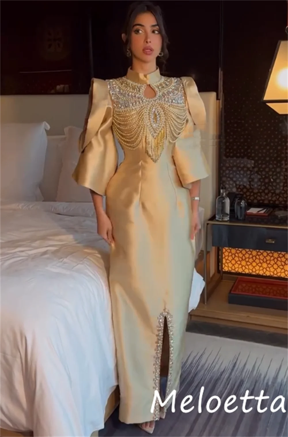 تخصيص الكلاسيكية الرائعة Charmeuse مطرزة الطية مستقيم الياقة العالية فساتين متوسطة الطول مناسبة مخصصة مثير