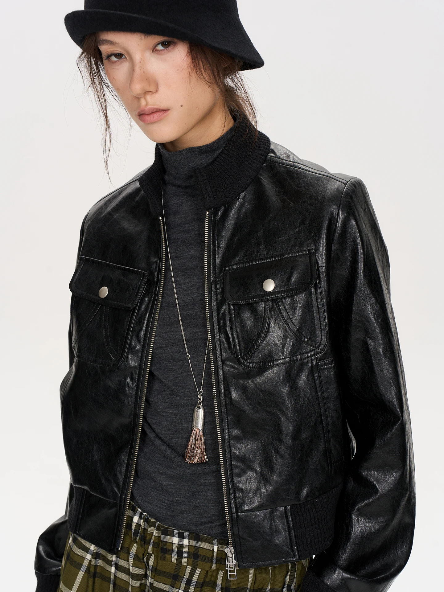 テイクケア レトロパンクスタイル ブラックバイカージャケット スリムでおしゃれなショルダーレングス レザーコート 若い女性向け ジッパー開閉