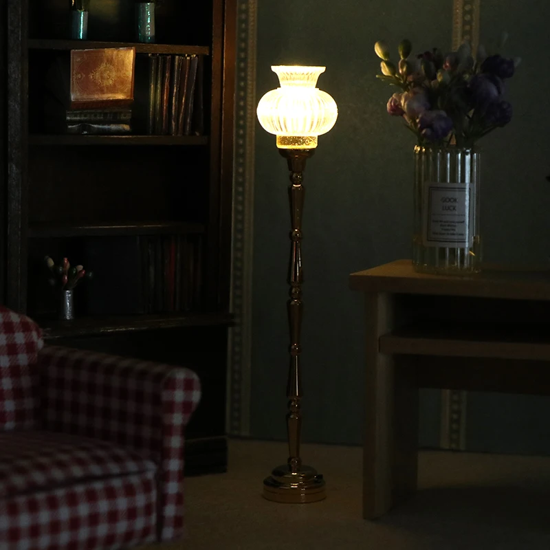 1/12 Puppenhaus Miniatur Stehlampe Blume Form LED Lampe Modell Möbel Zubehör Für Puppe Haus Dekor Pretend Spielen Spielzeug Geschenk