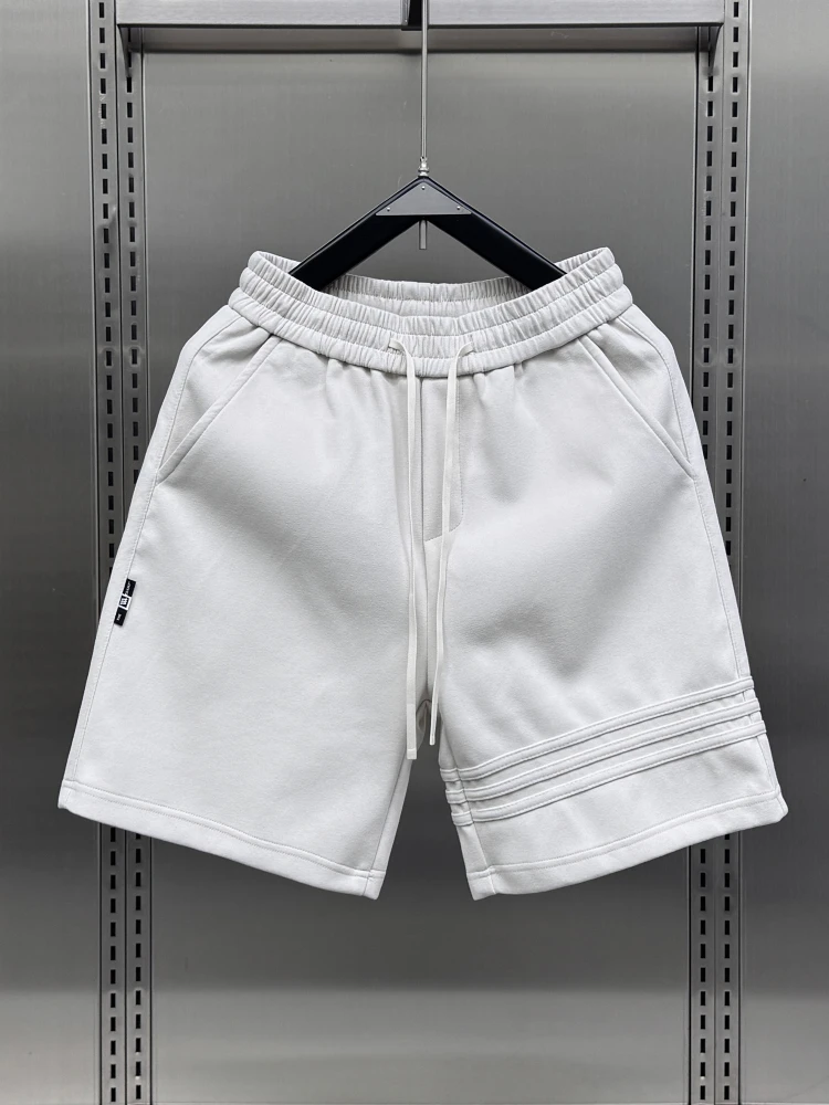 

Лето 2022. Мужские спортивные орты. Повседневные модные брюки из четырех частей. Футболка в полоску. Свободный крой. Дышащие повседневные орты.