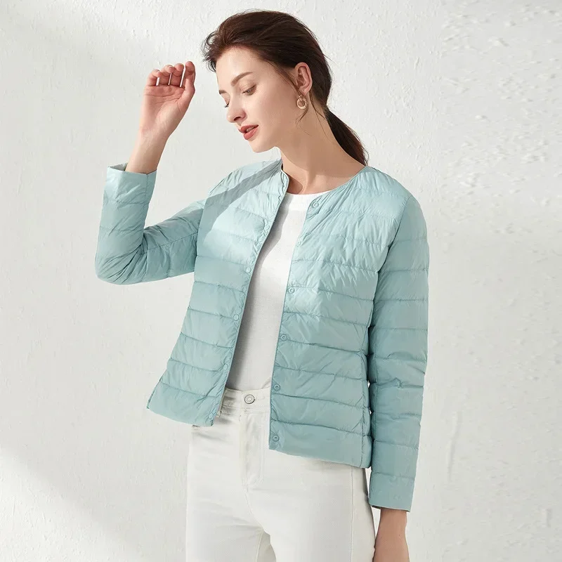جديد خريف وشتاء 2025 سترات نسائية مبطنة دافئة خفيفة الوزن بدون ياقة معطف نسائي محمول متين برقبة دائرية معطف منتفخ
