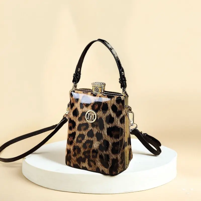 

Темпераментная маленькая сумочка с леопардовым принтом из лакированной кожи, взрывная глянцевая сумка через плечо, изысканная простая сумка для отдыха в стиле ретро