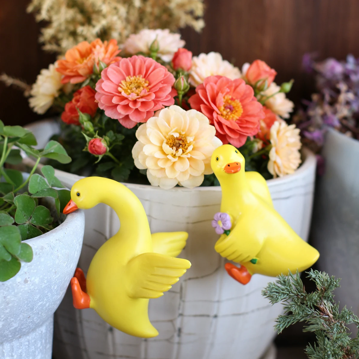 Two cute and playful duck statues, resin ornaments, bonsai accessories, suitable for holiday decorations such as Mother's Day, F