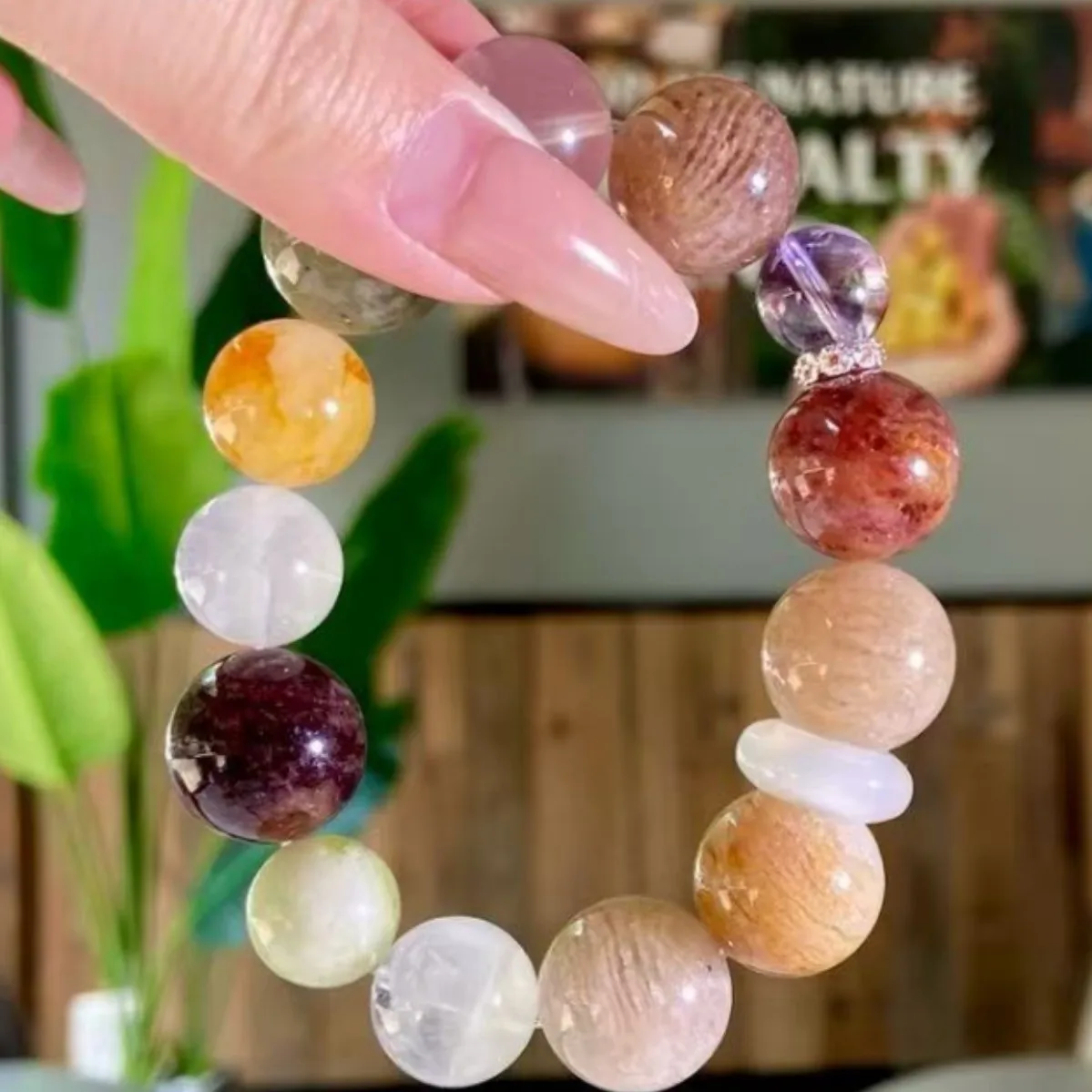 

Natural and Colorful Lasagna Ghost Bracelet, Men's and Women's Large Particle Crystal Fashion Light Luxury Bracelet.