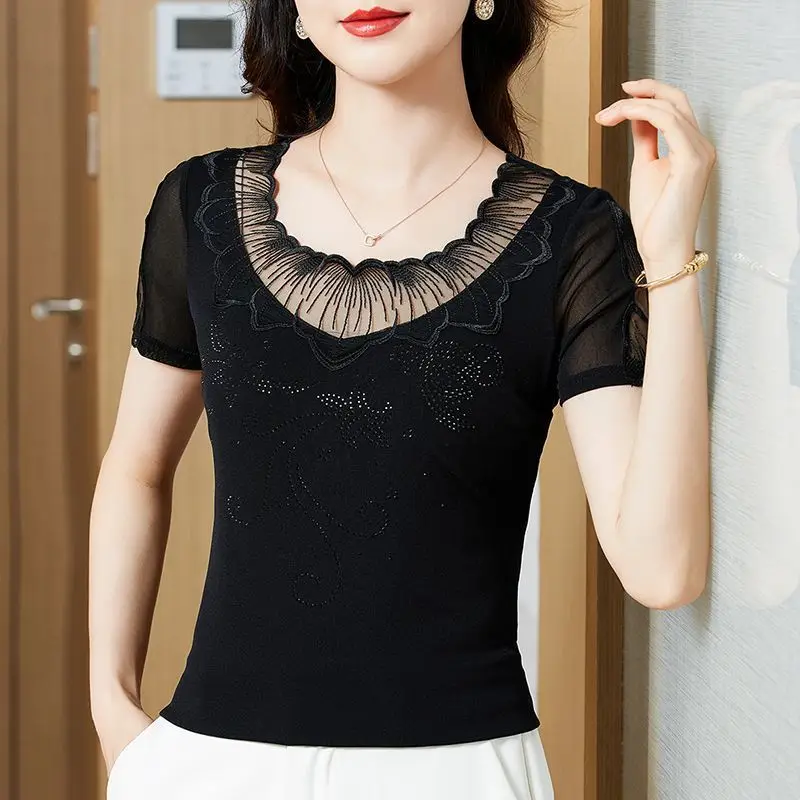 NOVO! Blusas Femininas Pretas de Verão 2026 com Manga Curta, Gola O, Tela Vazada, Bordado e Strass – Elegância e Sensualidade em Destaque