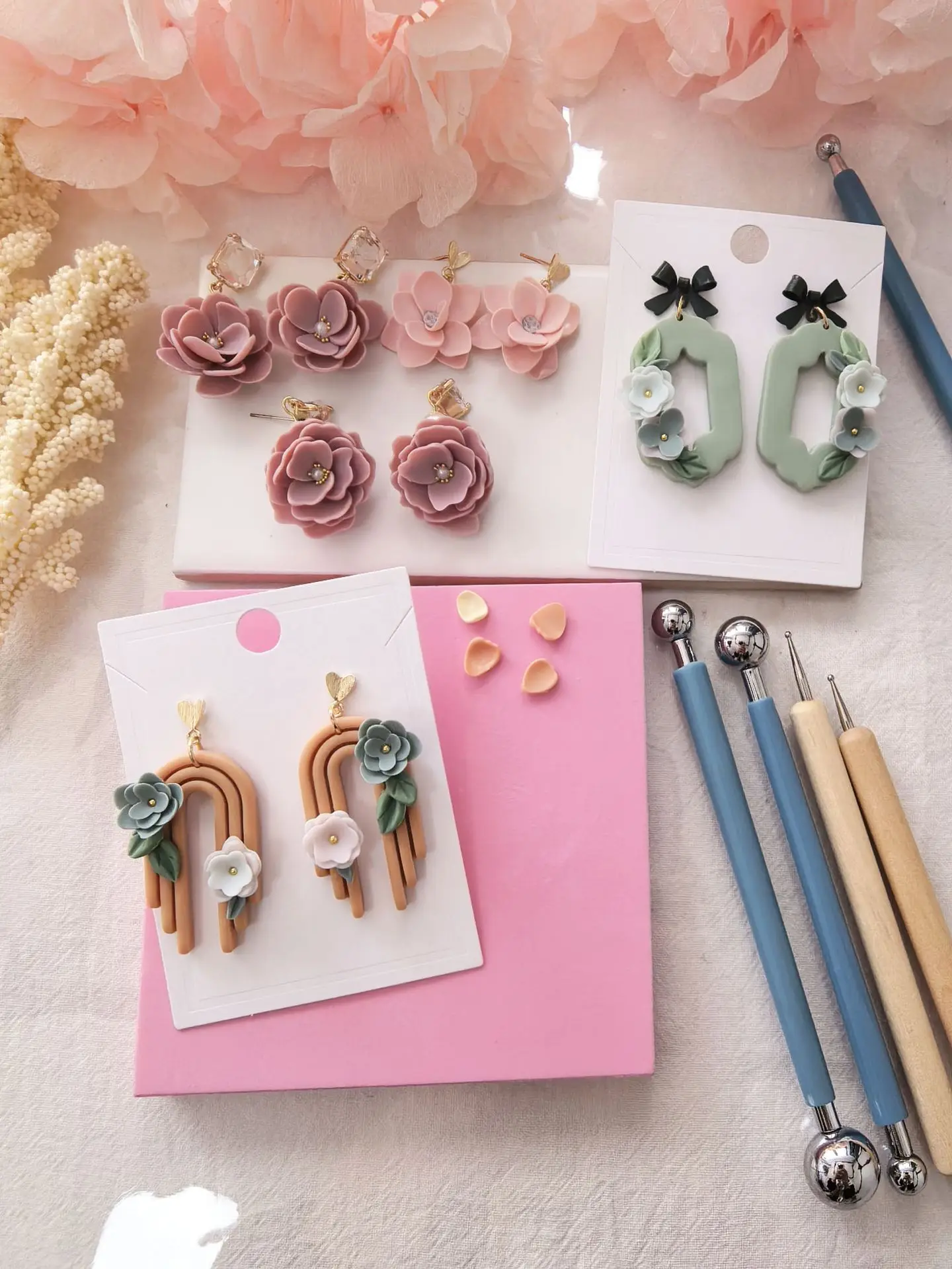 10 x 10 cm große PLA-Arbeitsmatte mit Antihaftbeschichtung für die Herstellung von Blumen und Blütenblättern aus Polymer-Ton – Gelb- und Rosa-Bastelunterlage für Schmuck und Ohrringe – Detail 8