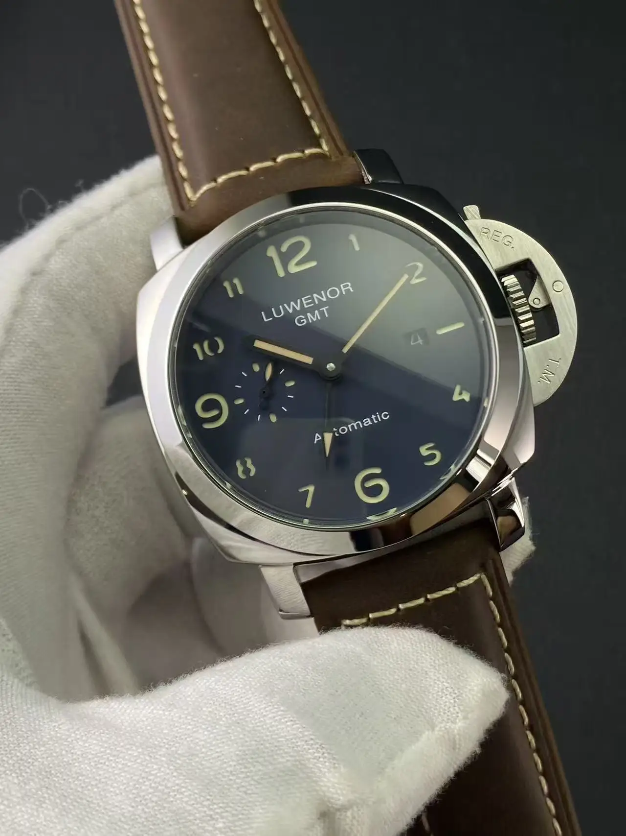 44 ملم ساعة رياضية وترفيهية أوتوماتيكية ميكانيكية مقاومة للماء للرجال ضوء ليلي بتوقيت جرينتش منطقة زمنية مزدوجة حركة النورس رائعة للغاية