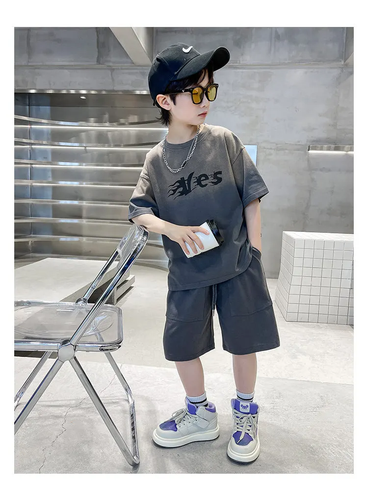 Koreanischer Kinderanzug für Jungen 2027 Sommer Mode Farbverlauf Grau Set Teenager Jungenkleidung Baumwoll-Strick-Oberteil + Shorts 2-teiliges Outfit – Detail 4