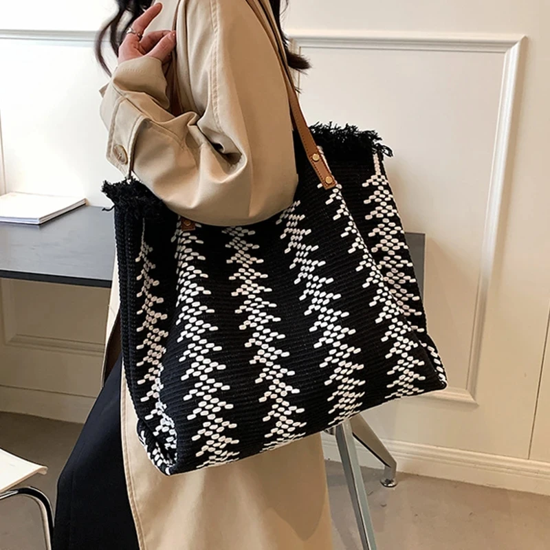 Casual Travel Stripe Design Shoulder Bag New Tassel Handbags Woven Canvas Bag Women\'s Large Capacity Tote Bag