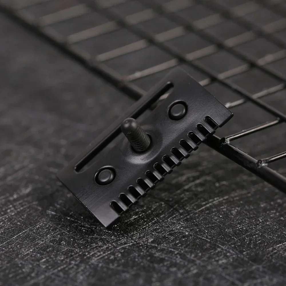 ماكينة حلاقة رجالية "The FLIPSIDE by Yaqi" مشط مزدوج لمستوى العدوان المزدوج للرجال ذو حافة مزدوجة باللون الأسود