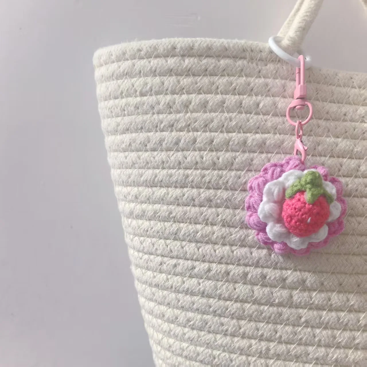 Niedlicher Gehäkelter Fruchtkuchen-Anhänger, Kreativer Handgemachter Mini-Kuchen-Schlüsselanhänger, Lieblicher Rucksack-Anhänger – Detail 3