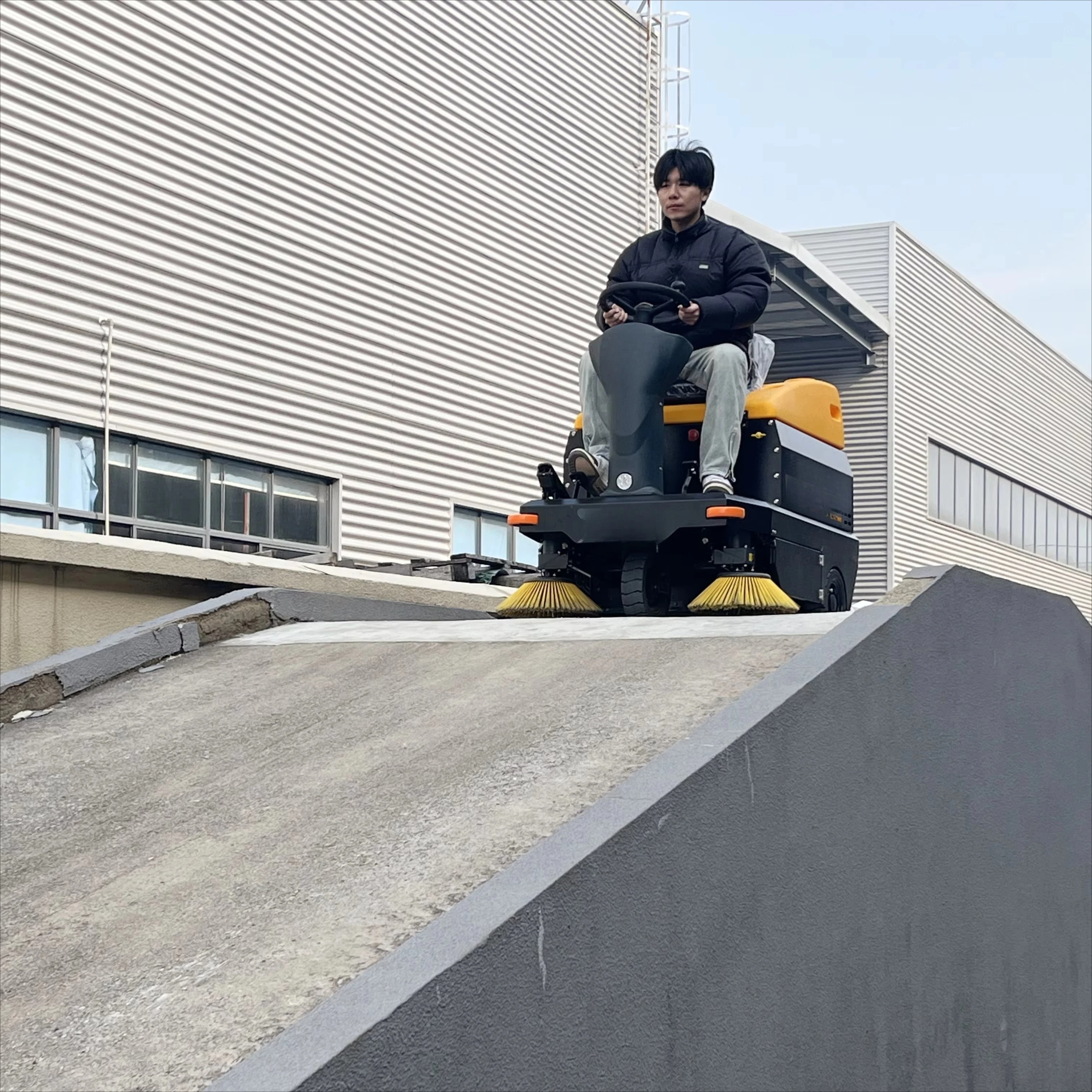 C100 Elektrische Ride-On robotische industriële vloerveegmachine