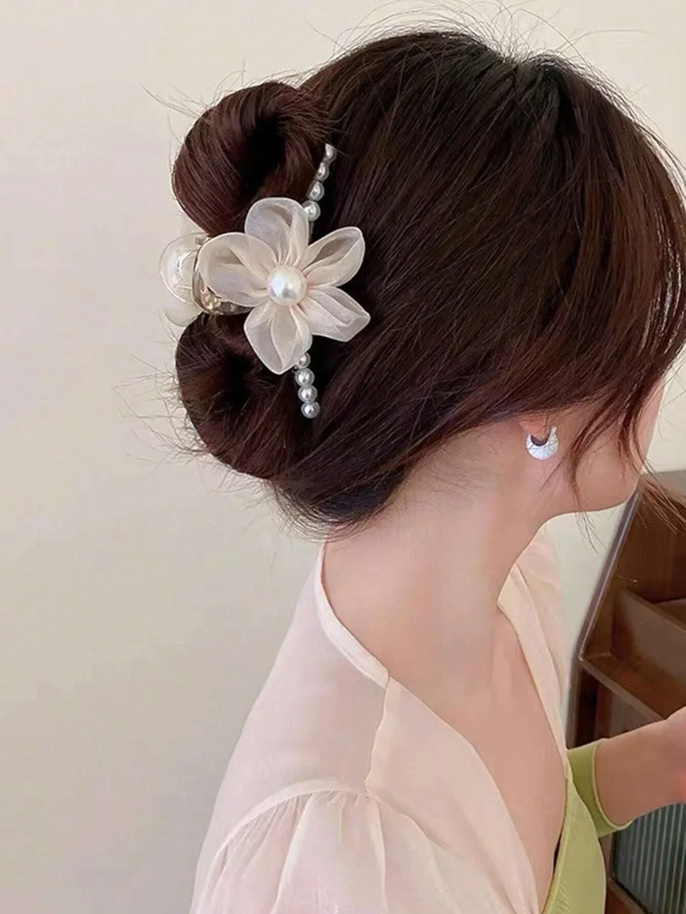 

Elegant Faux Pearl Flower Hair Clip Claw Clip For Women Hair Accessory