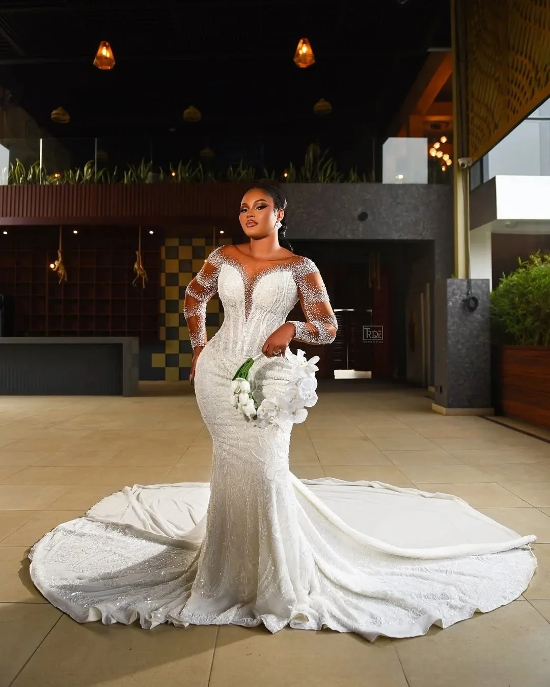 Maßgeschneidertes Brautkleid mit transparentem Ausschnitt, funkelnden Perlen und Pailletten, Robe De Mariée mit Schleppe, modisch, lange Ärmel, Brautkleider