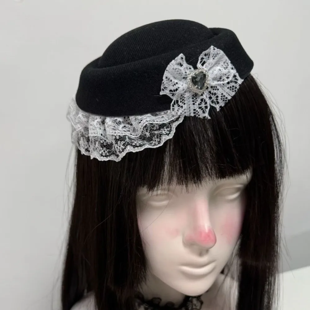 

Elegant Lace Billycock Hat Exquisite with Hair Clips Bow Pillbox Hat French Style Sweet Heart Crystal Round Hat Ladies
