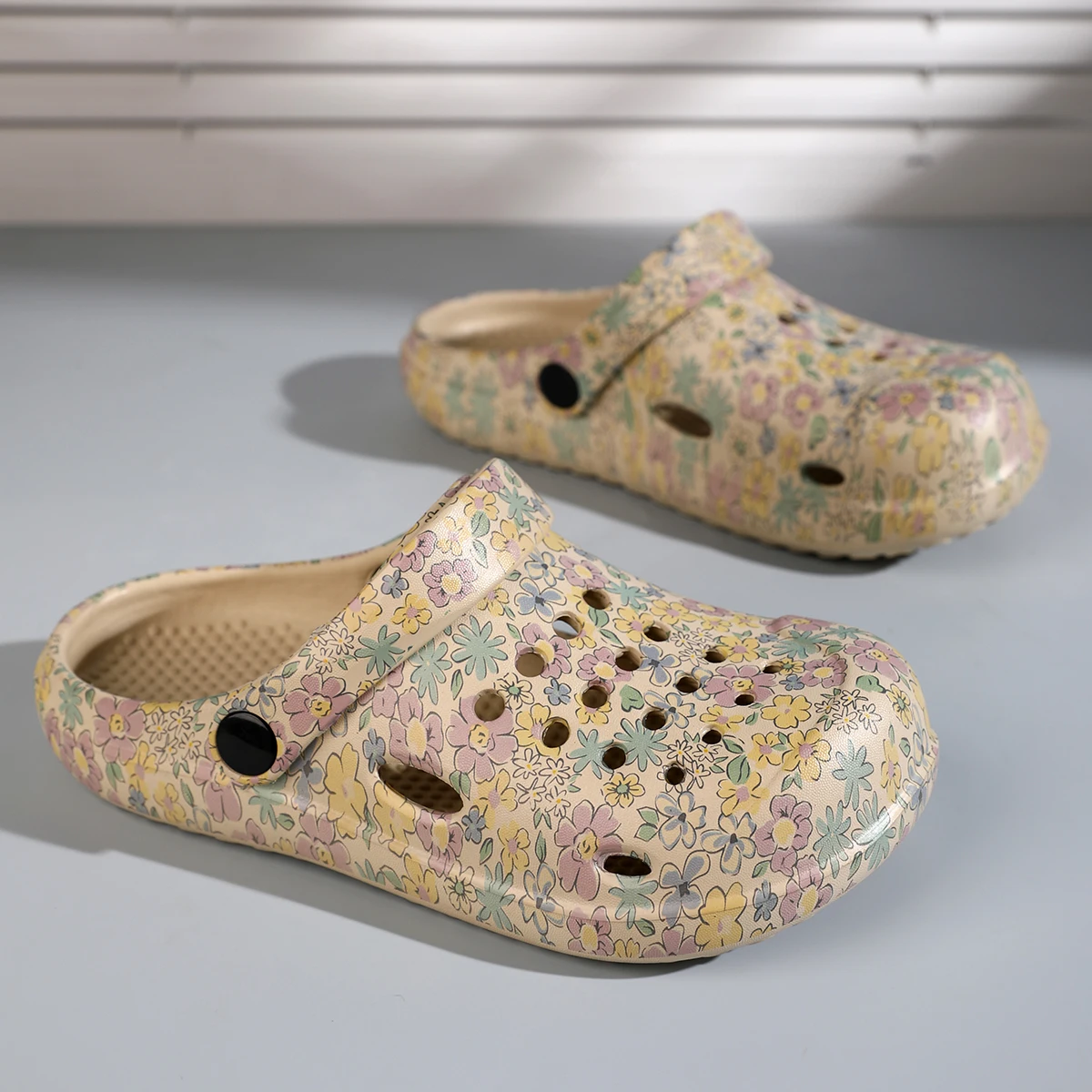 Kids Sandals Casual Clogs for Children 2026 New Design Printed Beach Shoes Boys Girls Comfortable Outdoor Slippers Garden Shoes