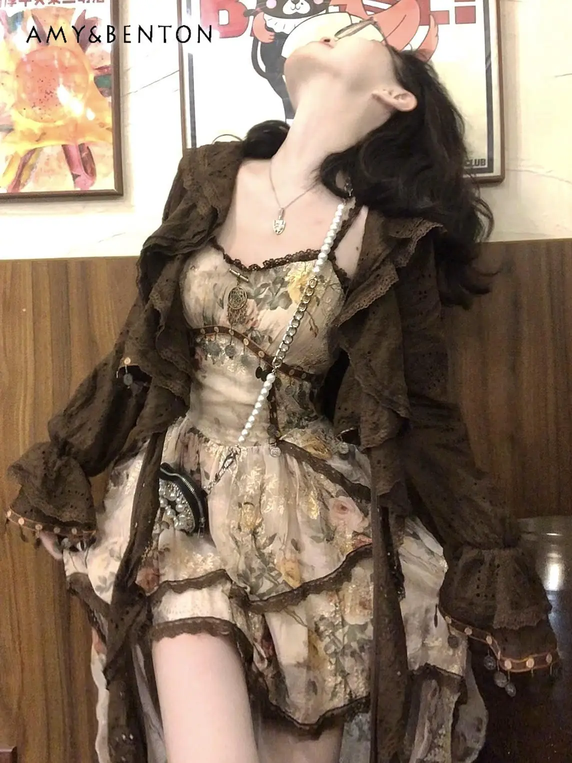 

Лето 2025 г., белое платье в богемном стиле с нерегулярным цветочным принтом и высокой талией на бретелях, коричневый универсальный текстурированный кардиган