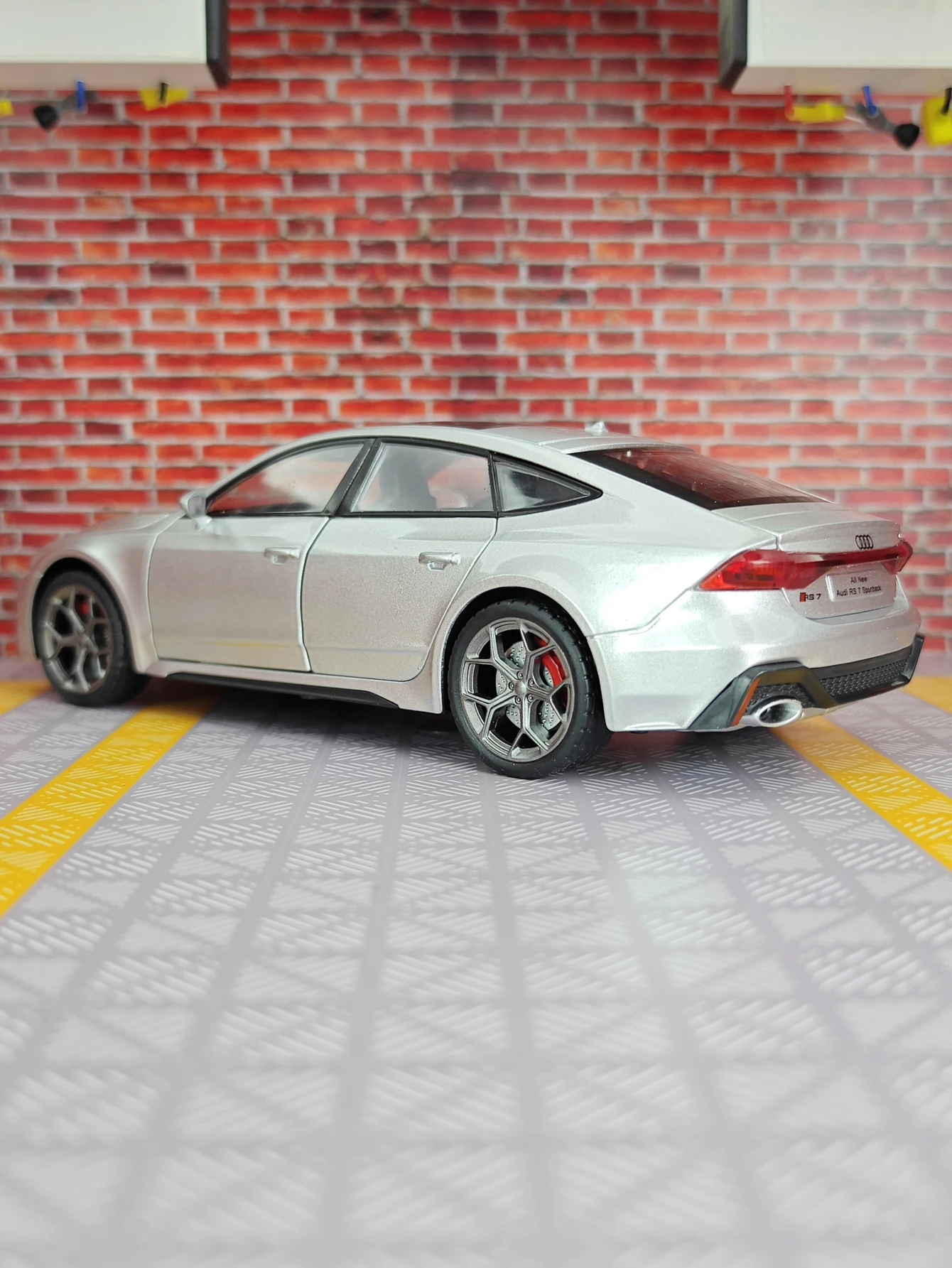 1: 24 simulation Audi RS7 alloy car model, doors and engine hood, trunk can be opened with sound and light, sedan gift