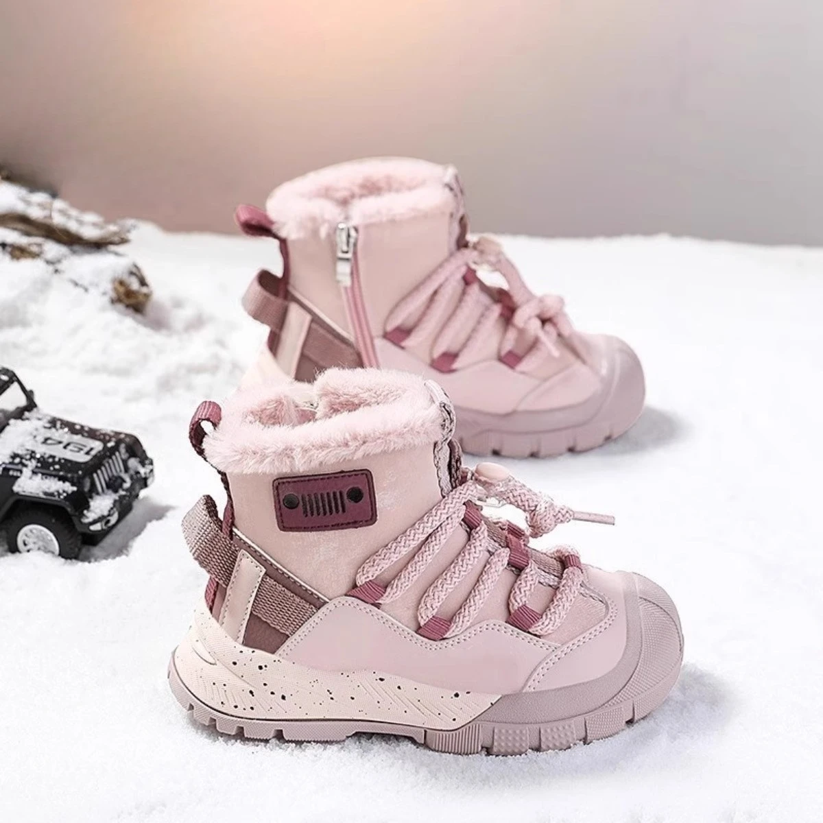 

2025 детские полусапожки для девочек и мальчиков, зимняя новая модная обувь в корейском стиле на мягкой подошве, нескользящая универсальная теплая плюшевая обувь