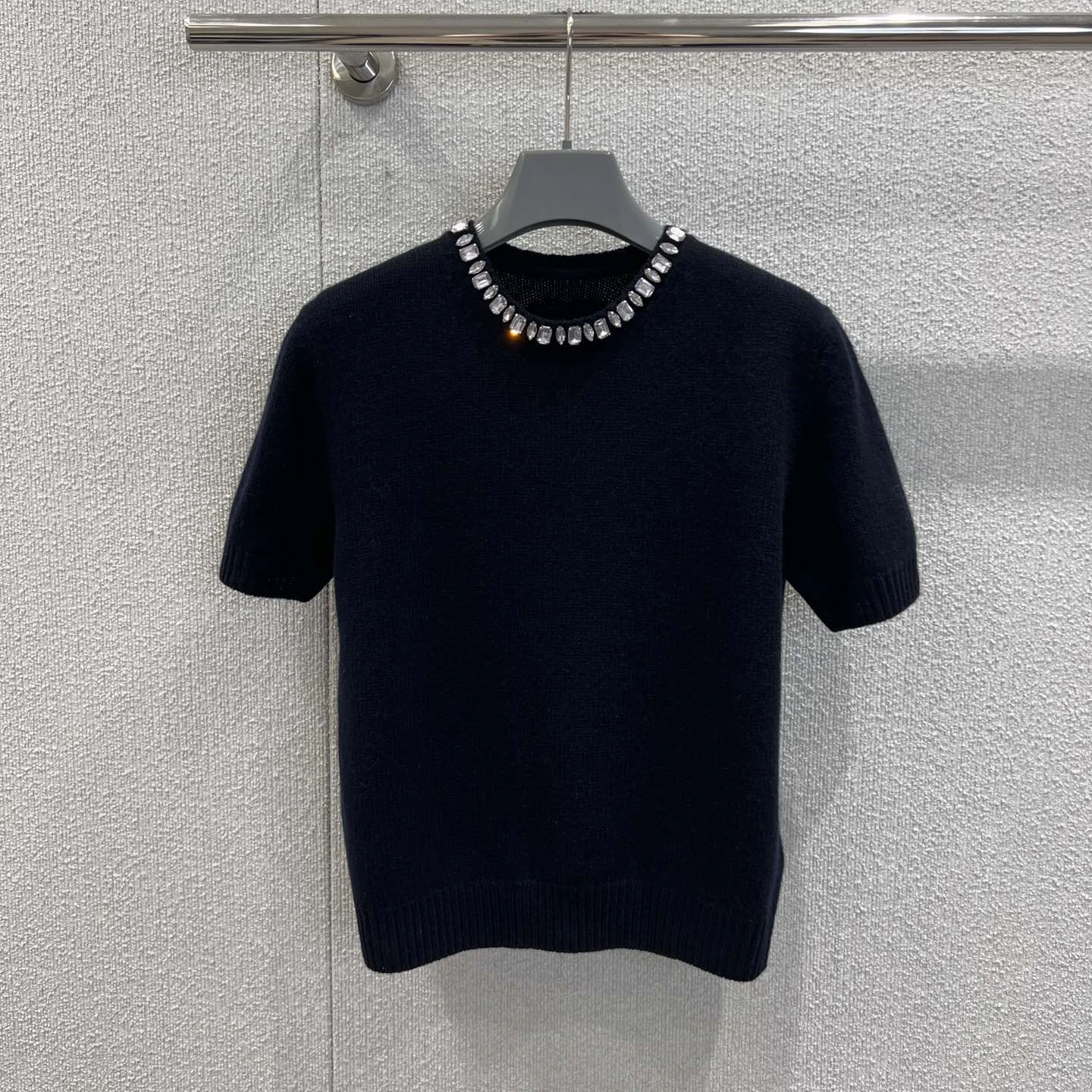 

Зимний укороченный свитер из тонкой шерсти и кашемира с круглым вырезом и короткими рукавами, украшенный стразами, 2025 г.