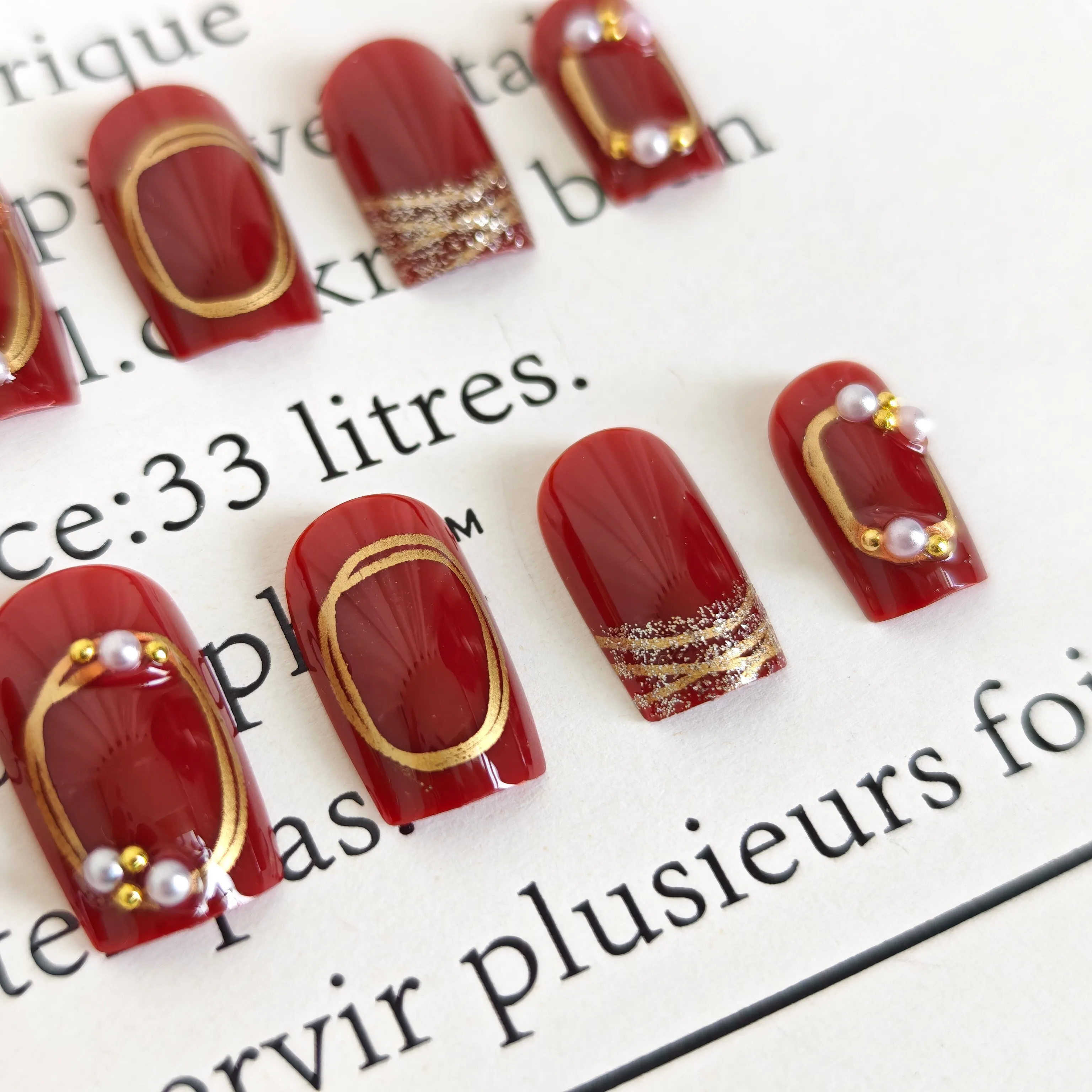 

24pcs Wine Red With Golden Glitter Accents Nails Glitter Euro Square Press-Ons Medium Length & Mix Sizes Fake Nails Set