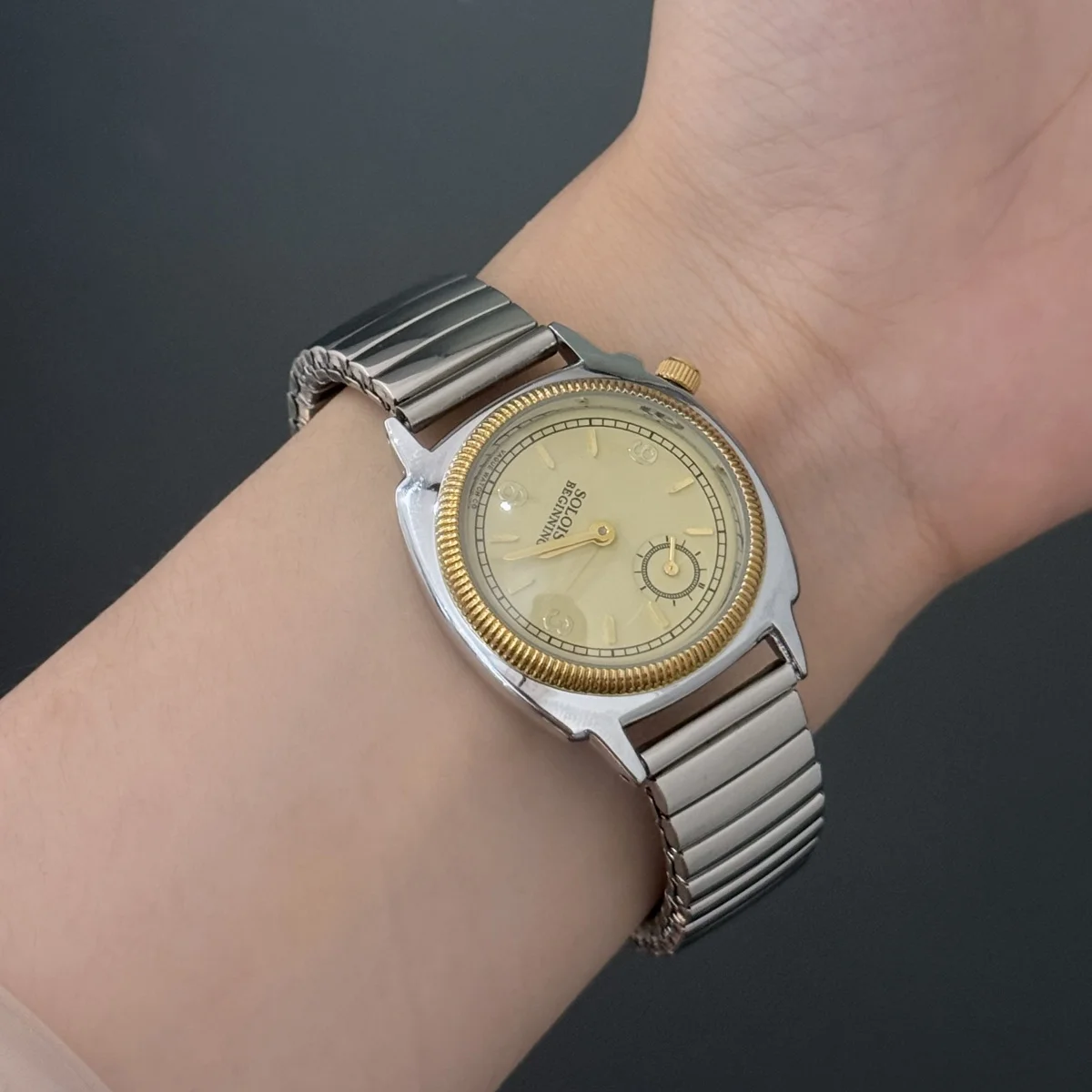 Orologio al quarzo da donna Serie stile vintage Diametro 35 mm e spessore 10 mm Bracciale a molla con due punti e mezzi 3 ATM