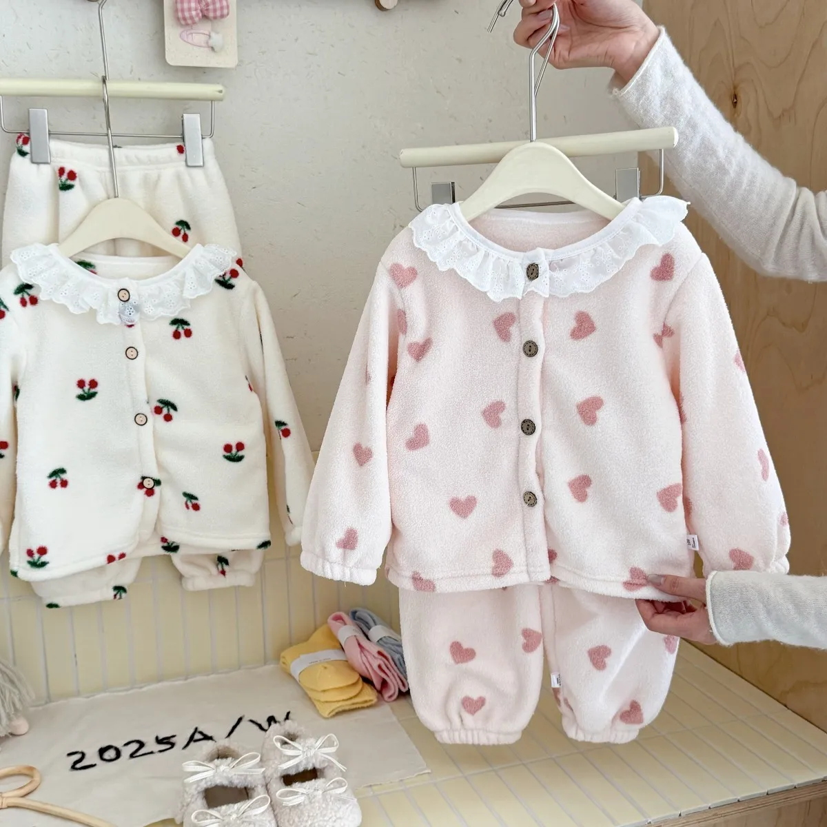 Herbst-Winter Baby Mädchen Flanell-Pyjama-Set Kinder Punktmuster Herz-Print Spitzenkragen Strickjacke+Hose Kinder Verdickte Warme Loungewear – Detail 4