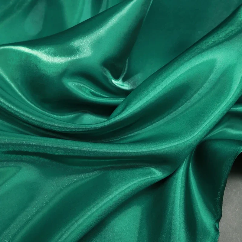 

Розово-зеленый синий Глянцевая металлическая жидкая роскошная атласная ткань Глянцевая атласная ткань для платья Костюм Одежда Дизайнерский материал
