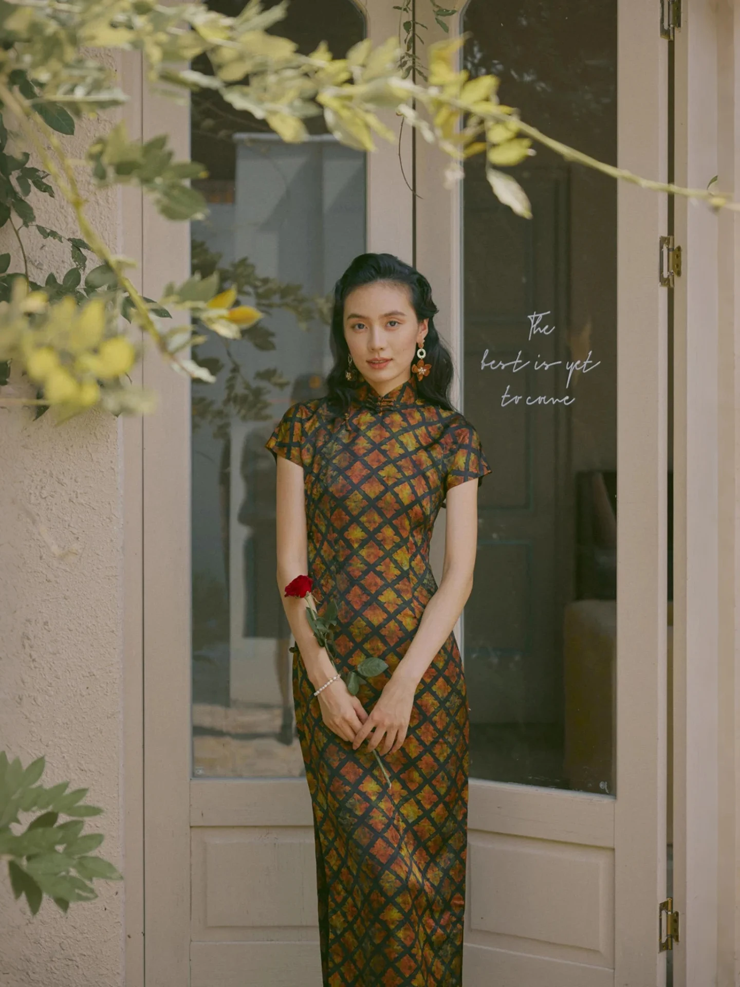 

Новинка осени: Длинное шелковое платье с цветочной вышивкой, коротким рукавом, открытым передом, в винтажном китайском стиле, для повседневной носки.