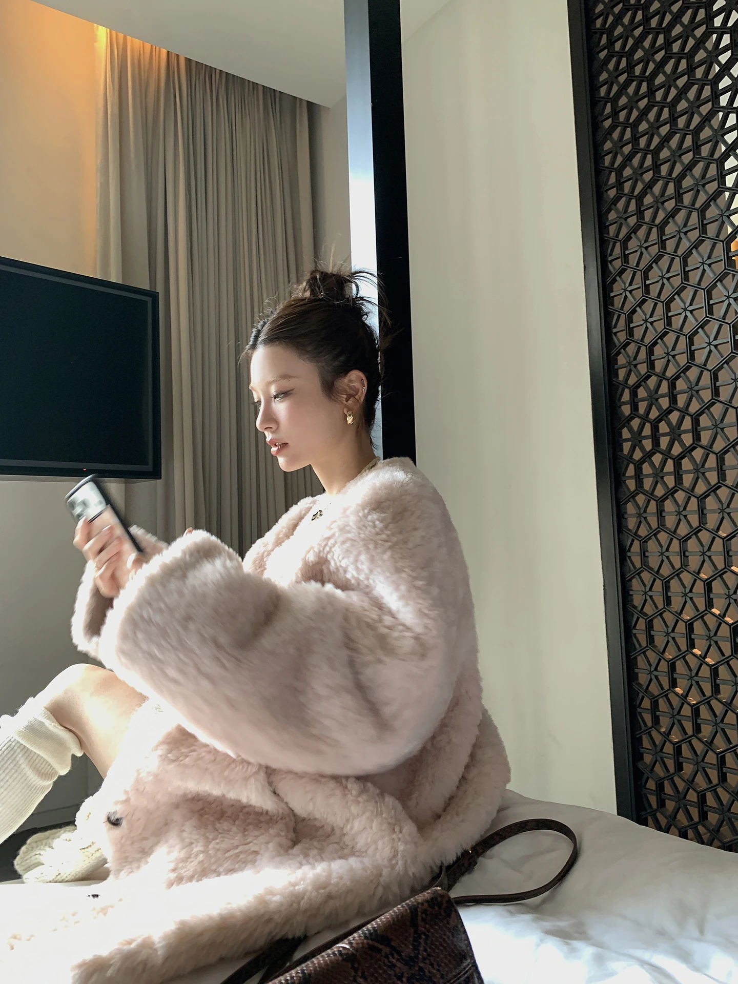 

Женское теплое пальто DULA из розового меха средней длины с интегрированным мехом, повседневное, утолщенное, с длинными рукавами и круглым вырезом