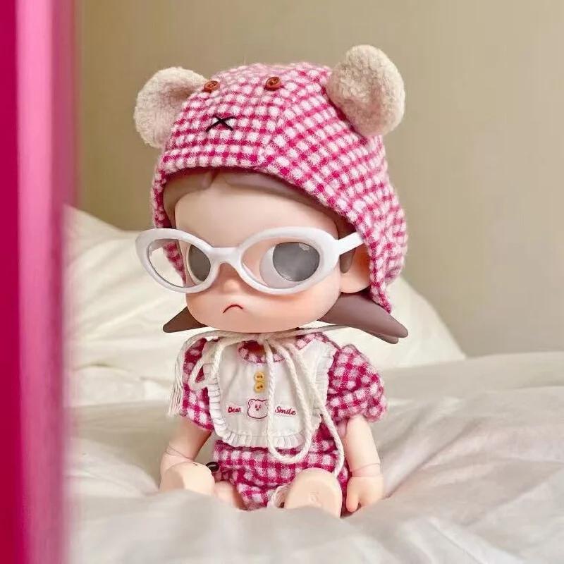 

Универсальный комплект одежды для кукол BJD в масштабе 1/8: розовый комбинезон с принтом в клетку и медведем, шапочка, нагрудник, милый мультяшный наряд для коллекционной куклы Zsiga