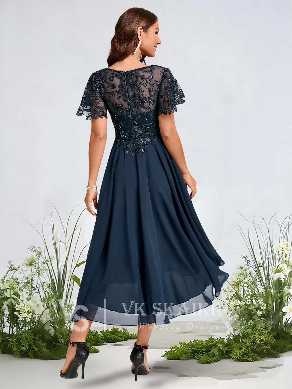 B Abiti da cocktail blu scuro 2025 Abito da sera asimmetrico a trapezio in chiffon di pizzo con volant e paillettes Manica corta Zip posteriore