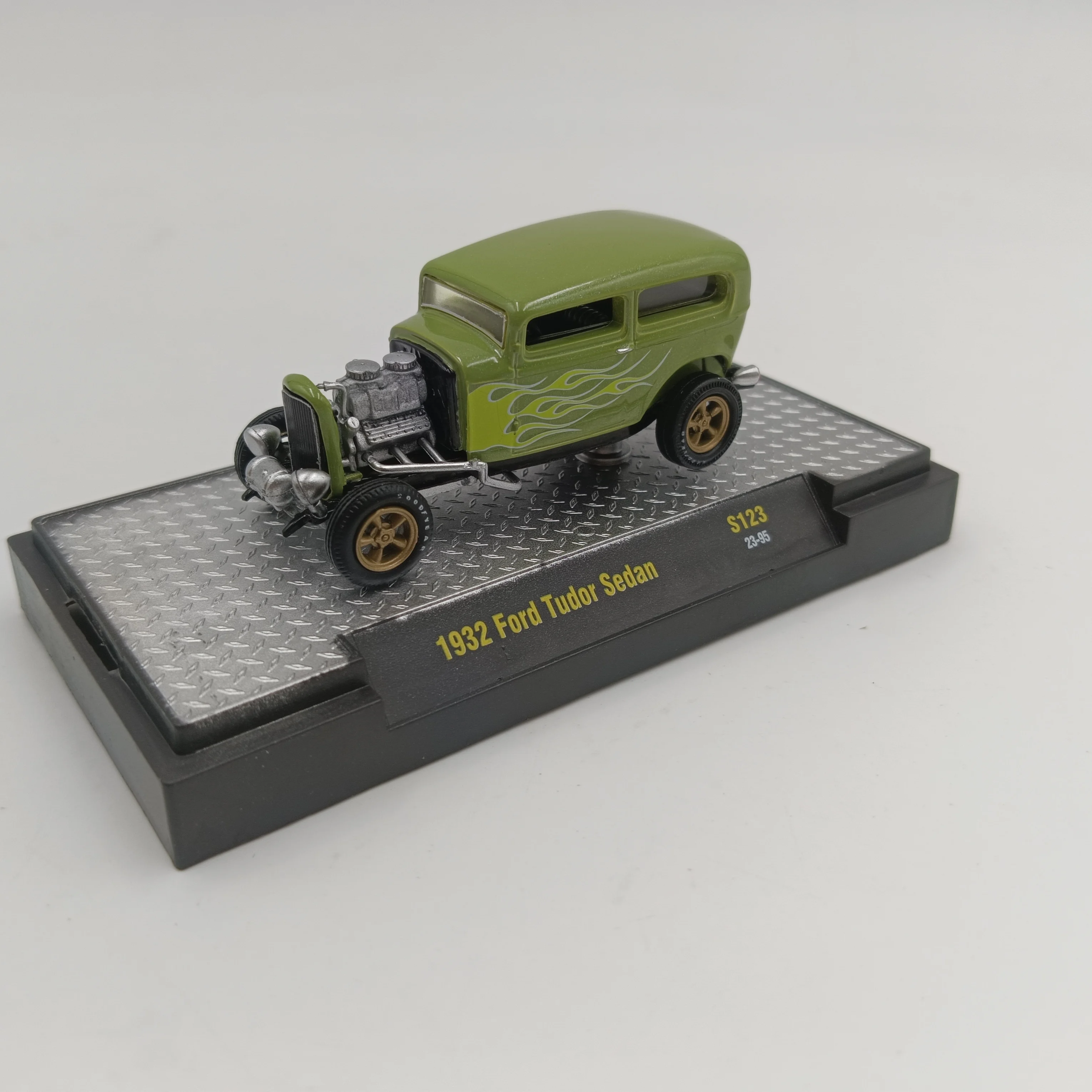 M2 machines 1/64 1932 Ford Tudor Sedan green Die-cast alloy car model collection display child gift