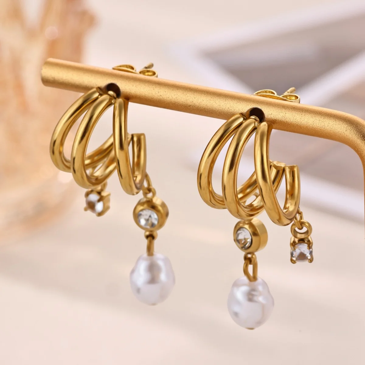 Vintage-Dreifach-Kreis-Ohrringe für Damen, aus Edelstahl, goldfarben, mit Imitationsperle und Zirkonia-Anhänger. – Detail 3