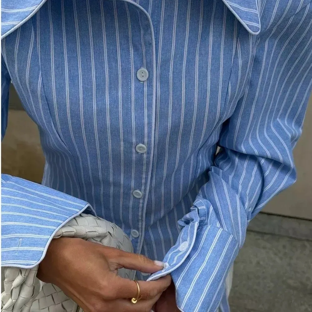 Bluse mit Reverskragen und Streifenmuster, unregelmäßiger Saum, tailliert, langärmeliges Hemd, Patchwork-Design, klassisches Damenhemd, ideal für den täglichen Gebrauch und den Weg zur Arbeit. – Detail 2