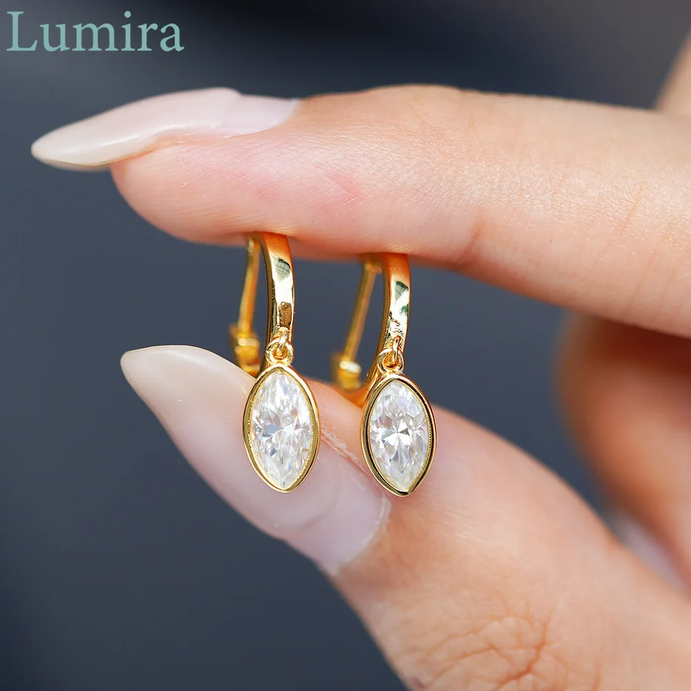 

Lumia Elegant Women's 18K Gold Sparkling Stud Earrings Minimalist Wedding Engagement Sunburst Moissanite Earrings Party Jewelry