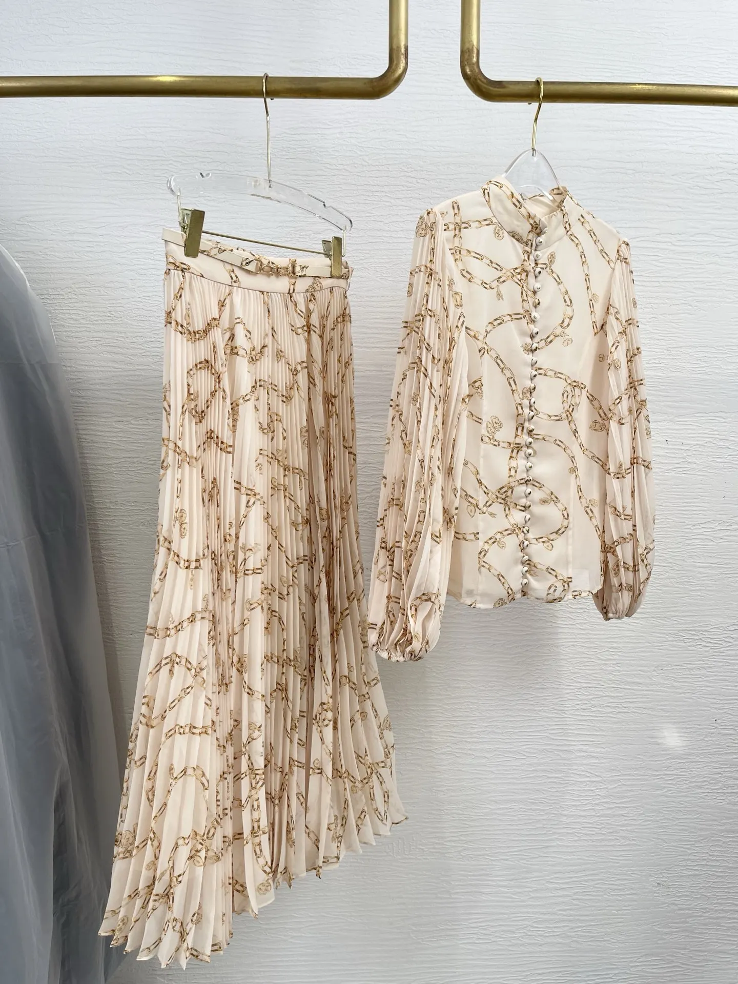 

Новинка 2023 года, минималистичная бежевая кремовая блузка с длинными рукавами и принтом цепочки, топы и плиссированная юбка-миди для женщин