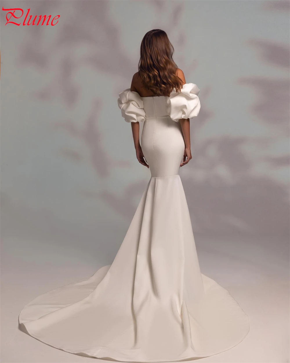 カスタマイズされたホワイトサテンブライダルドレス気質ストラップレスオフショルダーウェディングドレスチャペルトレインジッパーバックマーメイドドレス