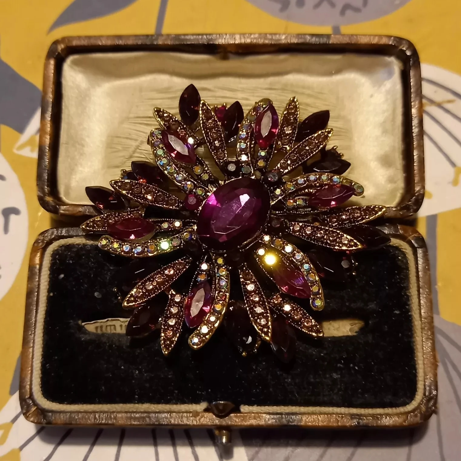Classic Luxury Crystal Purple Flower Stunning Badges Brooch For Women Men Vintage Exquisite Rhinestone Shining Pin Accessories