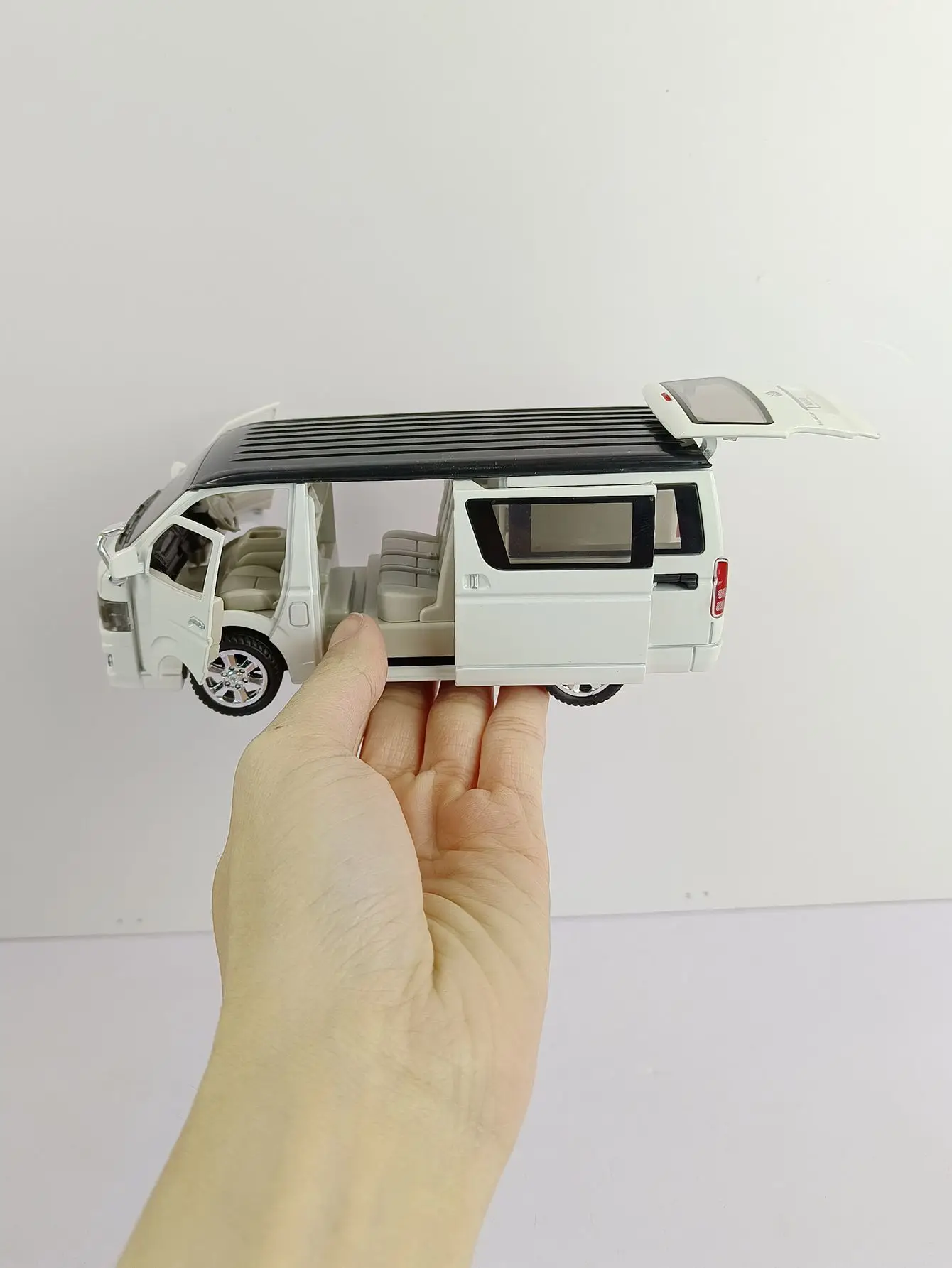 1:32 HIACE MPV Alloy Car Model Diecasts Metal Toy Vehicles Car Model Simulation Sound and Light Collection Kids Toy Gift