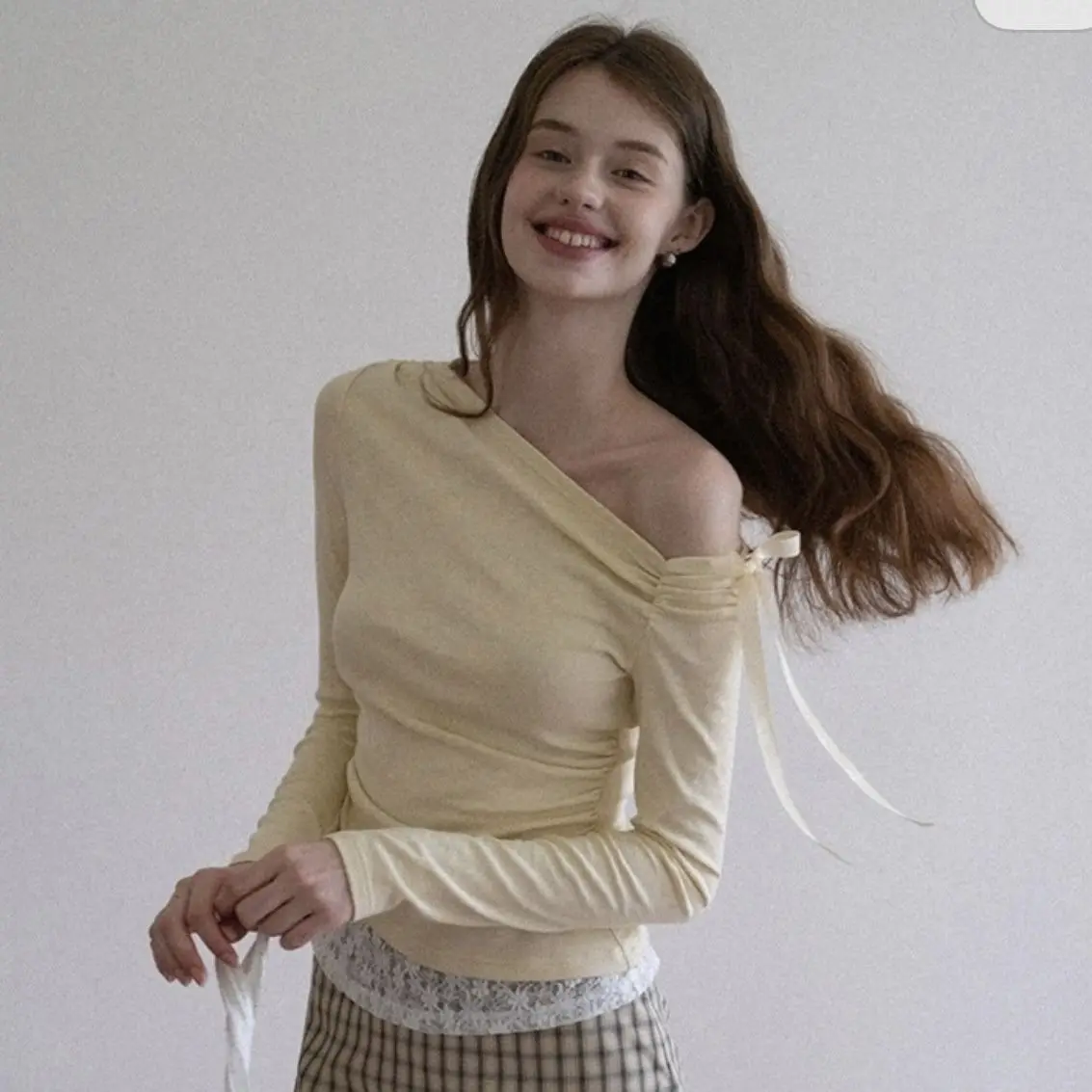 

Onalippa French Ribbon Bow Pink Sloping Shoulder T-shirt Early Autumn New Lace Fake Two-piece Versatile Long Sleeved Top Trendy