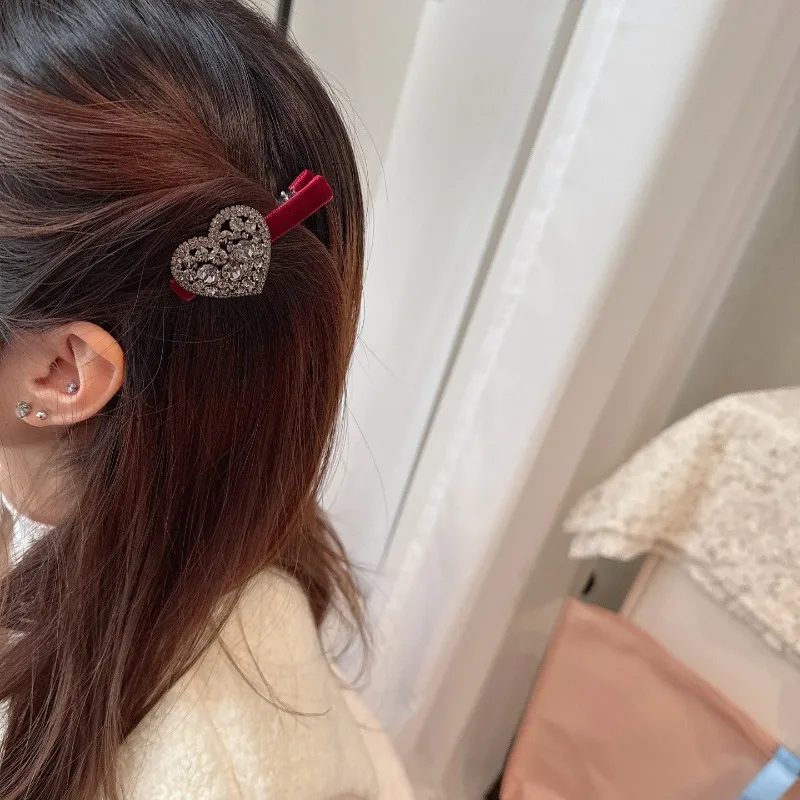 

Роскошная бархатная заколка-краб для волос со стразами в форме сердца, в стиле ретро, с бахромой, универсальная, легкая, высококачественная заколка-уточка для женщин