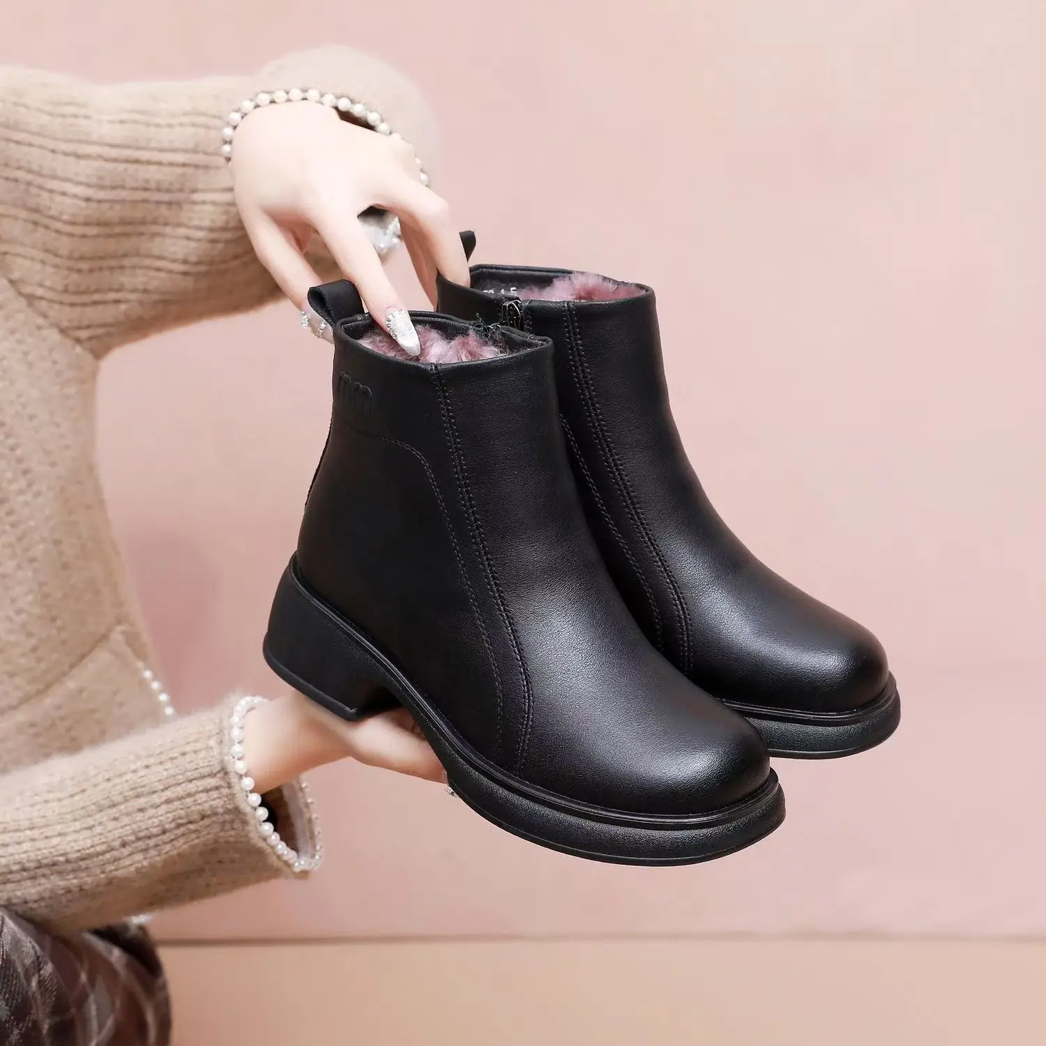 

Leather shoes 2025 autumn and winter wool mother shoes cotton shoes short boots with fleece anti slip middle-aged women's shoes