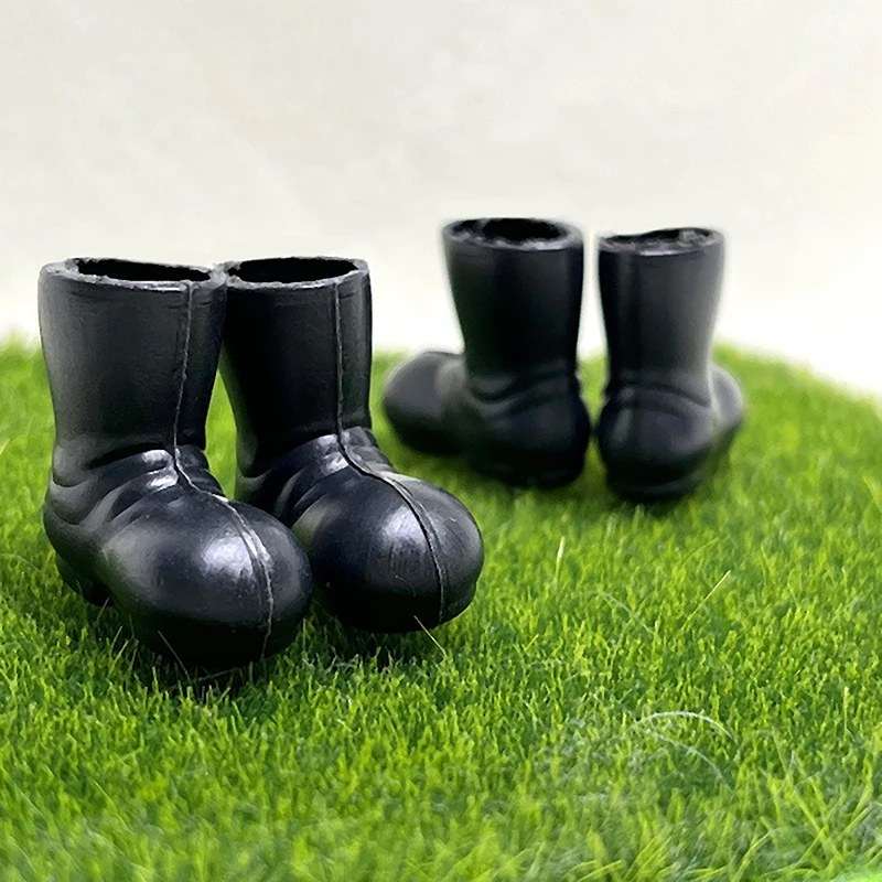 1 par de zapatos de Papá Noel en miniatura para casa de muñecas, modelo 1:12, Mini Botas de Navidad negras, Botas de lluvia, casa de muñecas, accesorios para juego de imitación