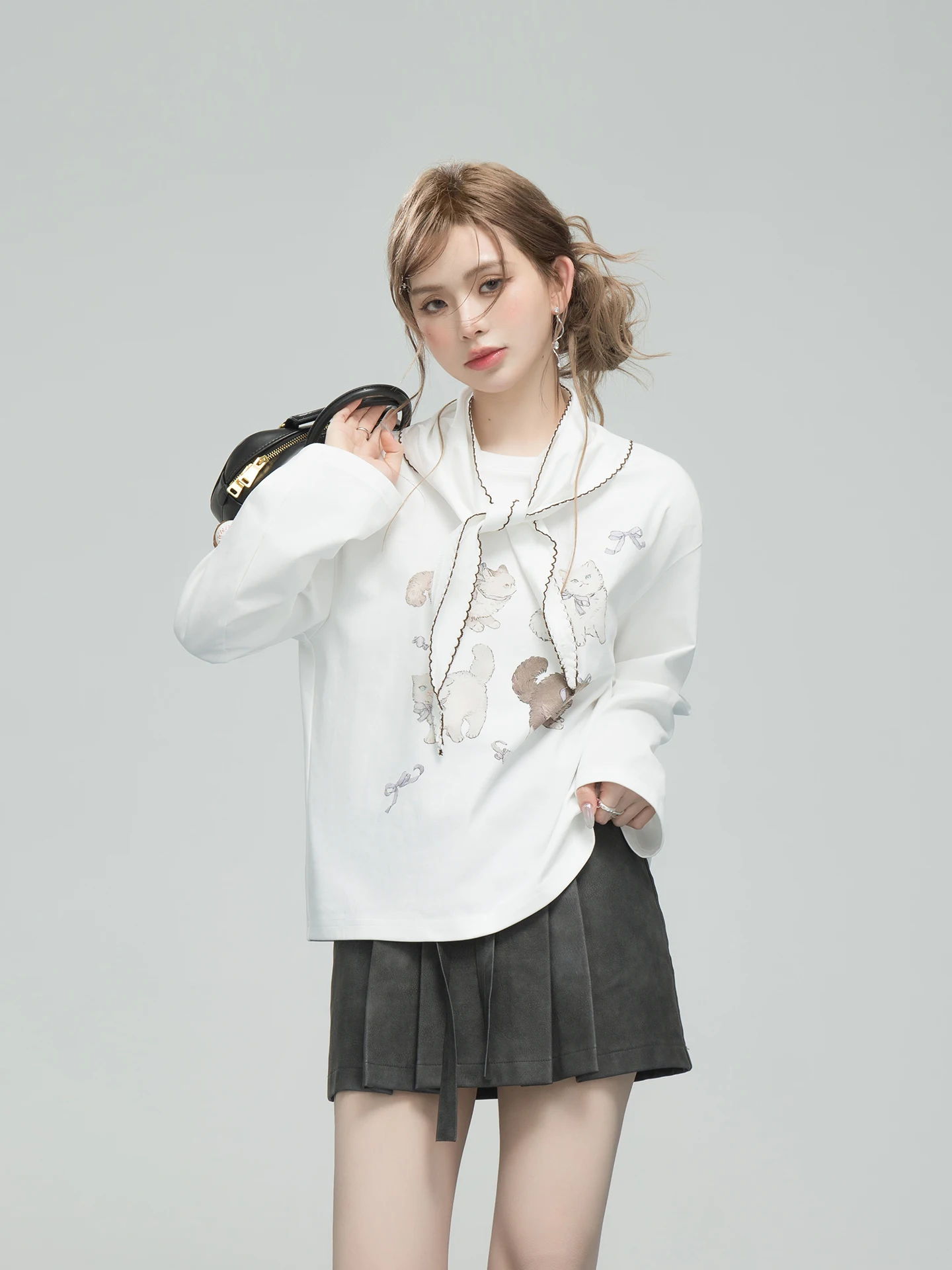 

Футболка Oneofuuu Fun с принтом и шарфом, свободного кроя, цвет молочный туман, повседневная, весенняя, женская, для прогулок и путешествий