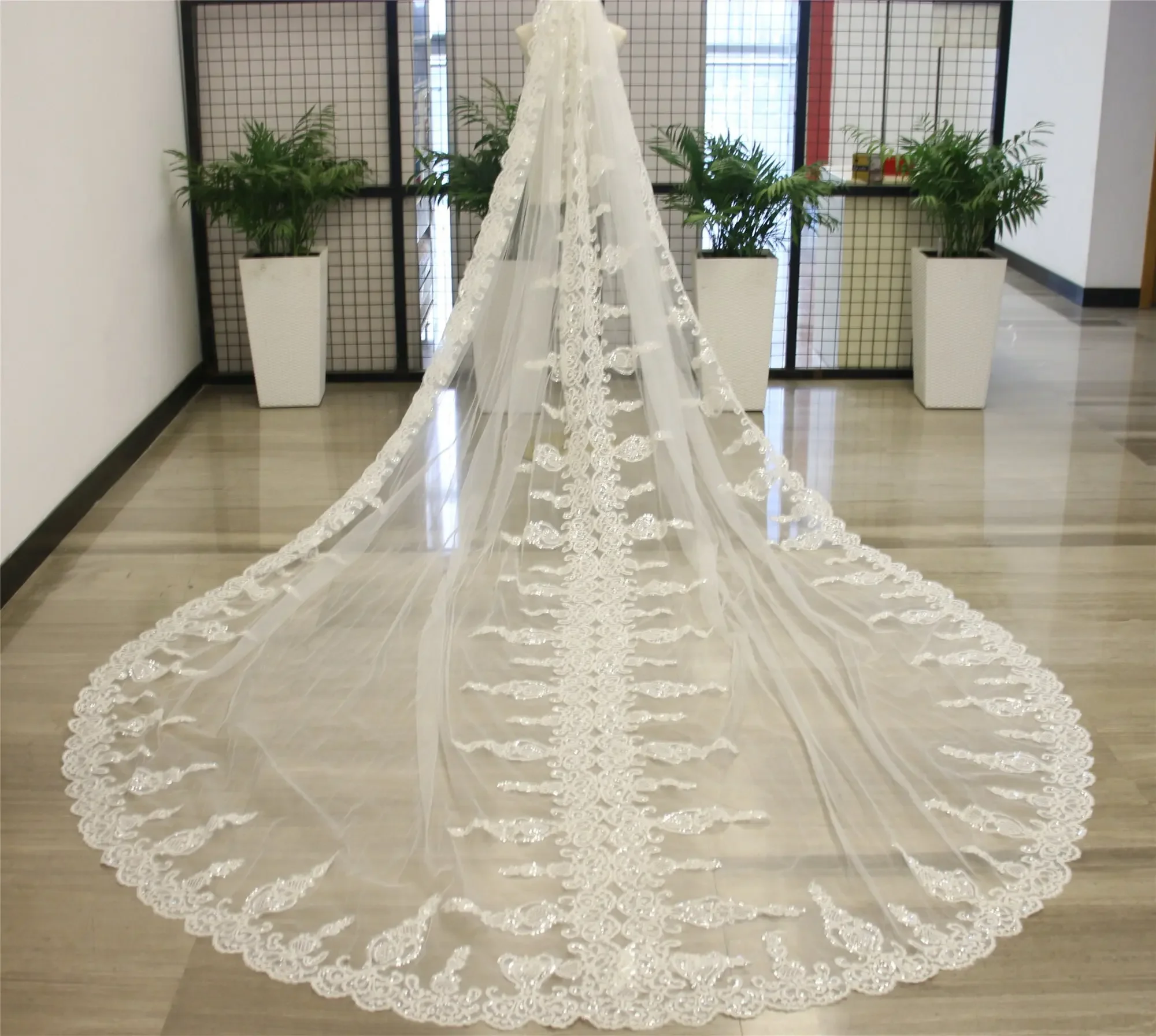 

Luxury Bridal Veils With Comb Appliques Sequined Lace Edge White/Ivory Wedding Accessories Velo De Novia Customized
