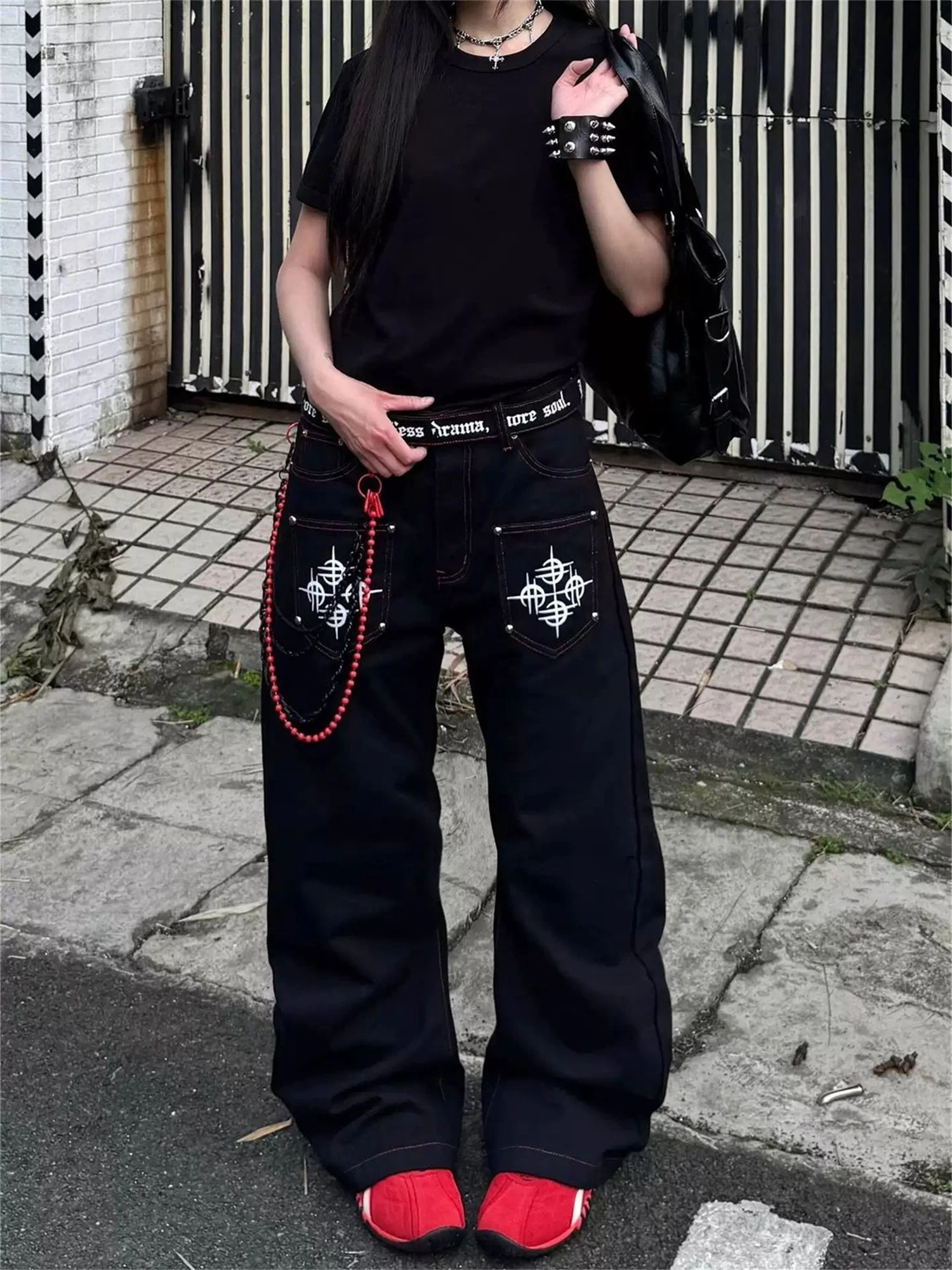 Damen-Jeans mit hoher Taille und weitem Bein, schwarz, Gothic-Druck, Nieten-Detail, Buchstabe, Vintage-Y2K-Streetwear-Denim-Hose