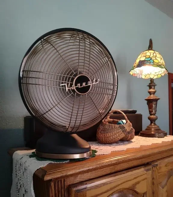 مروحة كلاسيكية متأرجحة من Silver Swan Alchemy، تشطيبات متوسطة فاخرة بحجم مناسب ومجهزة بشكل متأرجح