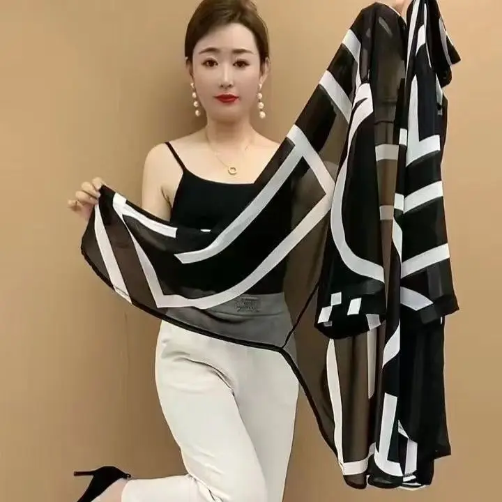 Wysokiej klasy koszula średniej długości dla kobiet w lecie Nowa moda w koreańskim stylu Szyfonowa koszula z rękawem 7/4 Top chroniący przed słońcem